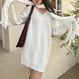 Fongt Send Scarf 2024 Autumn / Winter New Design Sense Loose V-Neck Solid Color Pullover Sweater Top-Outfit