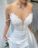 Fongt Feathers Tug On The Ground To Open The Robe Dress
