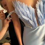 Fongt Feathers Tug On The Ground To Open The Robe Dress